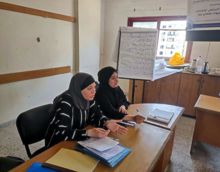 تدريب إدارات المخيمات والناشطين الحقوقيين على مهارات الوسيط مشاركتان خلال التدريب على مهارات الوسيط
