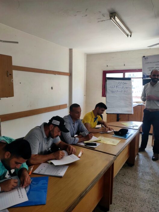 اختبار قبلي في اليوم الأول من التدريب المتدربون خلال التدريب على مفهوم النزاع والوسائل البديلة لحله