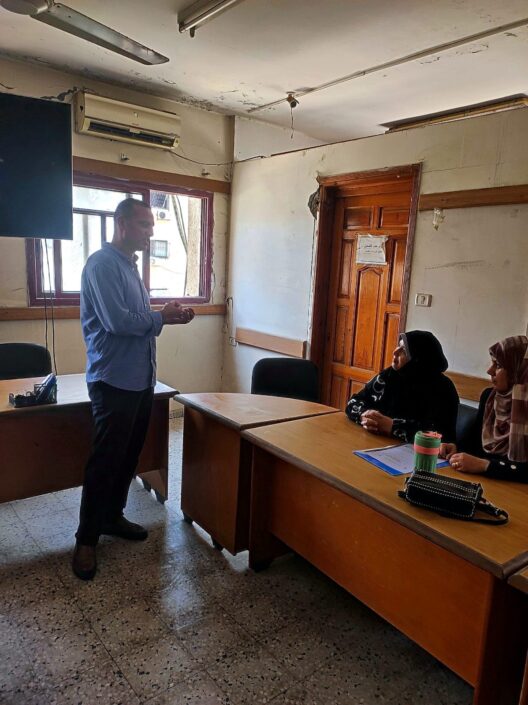 محاكاة عملية لجلسة وساطة المدرب خلال محاكاة جلسة وساطة مع متدربتين