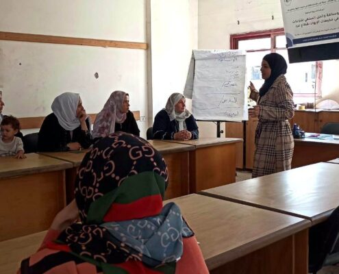 ميسّرة خلال ورشة توعية نسائية