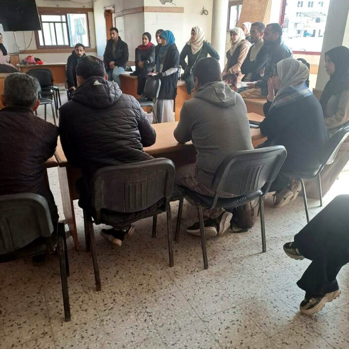 مشاركون ومشاركات يجلسون في حلقة نقاش داخل قاعة التدريب