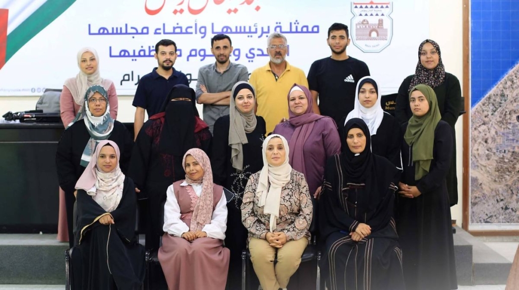 صورة جماعية لمشاركين ومشاركات في أحد أنشطة المركز